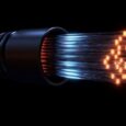 Närbild av en fiberoptisk kabel med lysande ljusstrålar