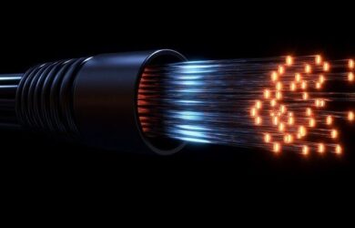 Närbild av en fiberoptisk kabel med lysande ljusstrålar