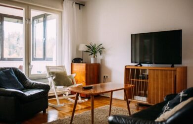 Vardagsrum med tv-bänk, soffor och ett litet nätverksuttag